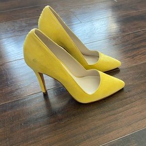 Alice + Olivia Yellow Suede Dina Pump sz 35